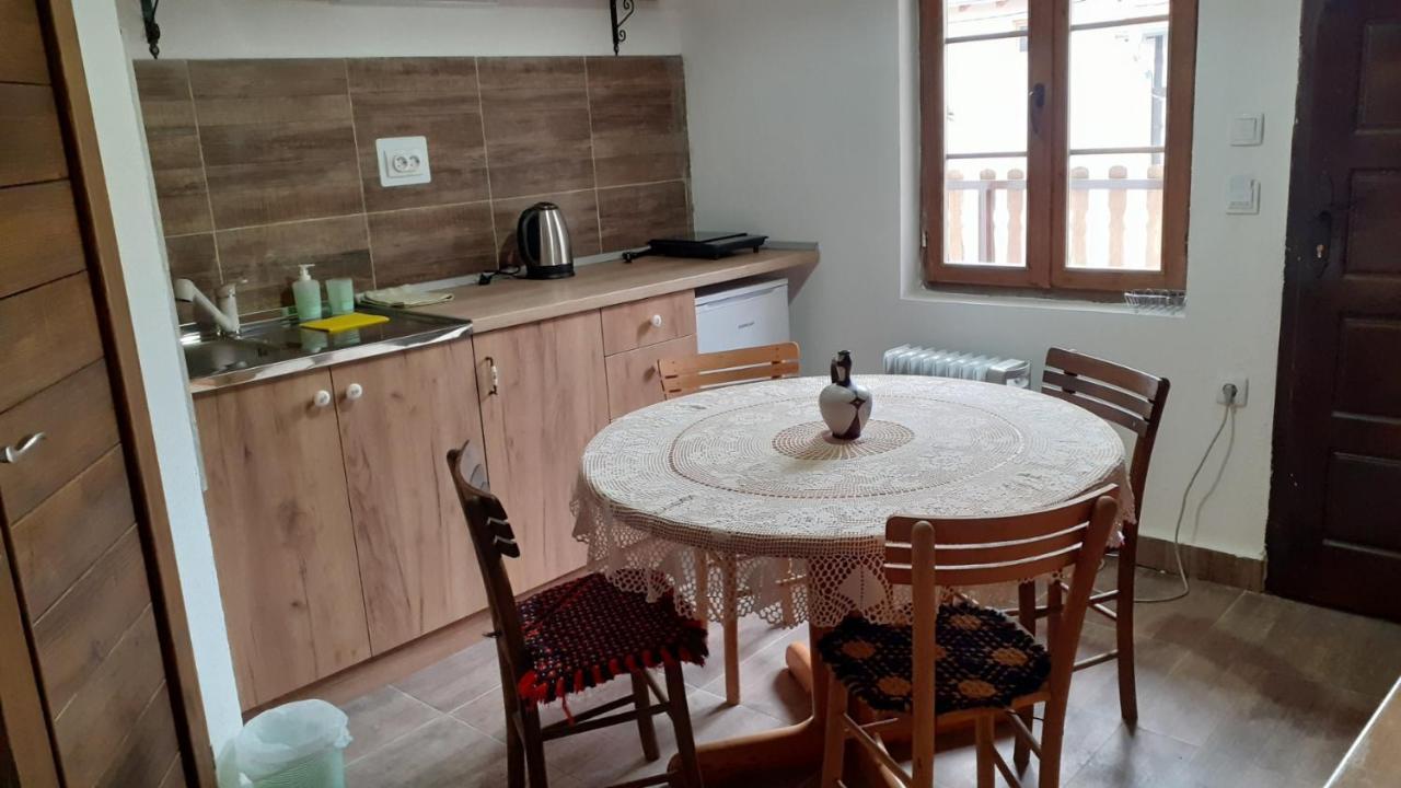 Golemi Kamik Pirot Vlasi Luaran gambar