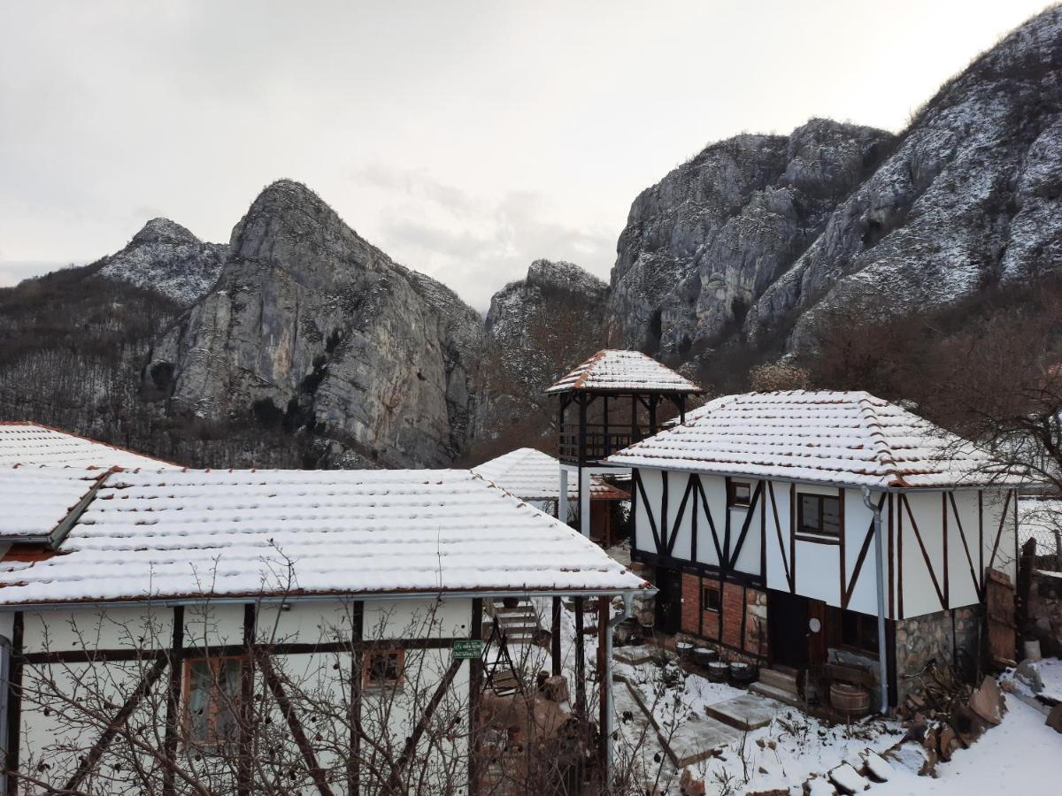 Golemi Kamik Pirot Vlasi Luaran gambar