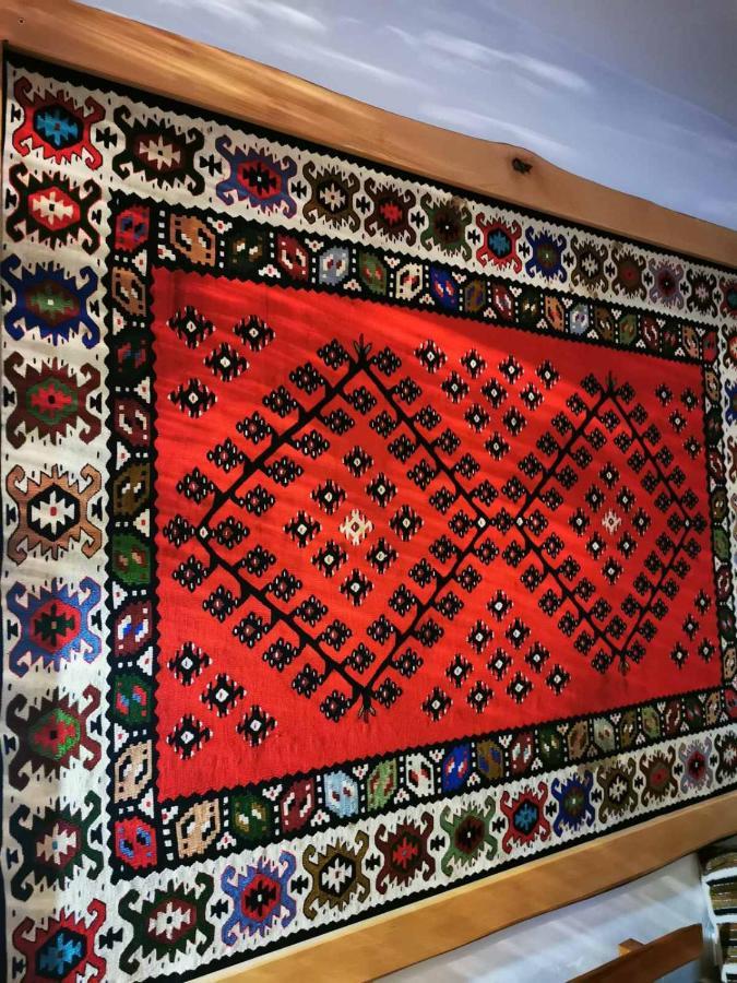 Golemi Kamik Pirot Vlasi Luaran gambar