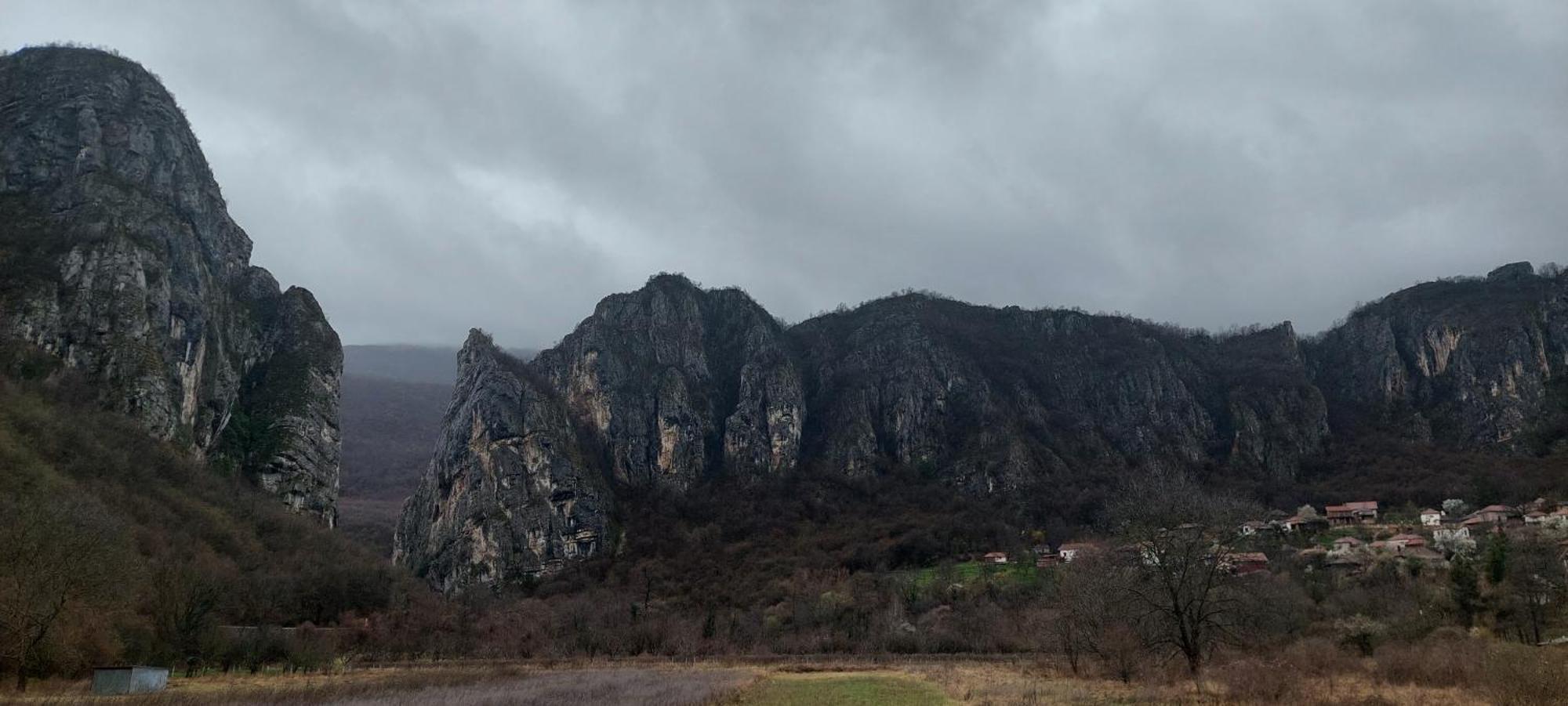 Golemi Kamik Pirot Vlasi Luaran gambar