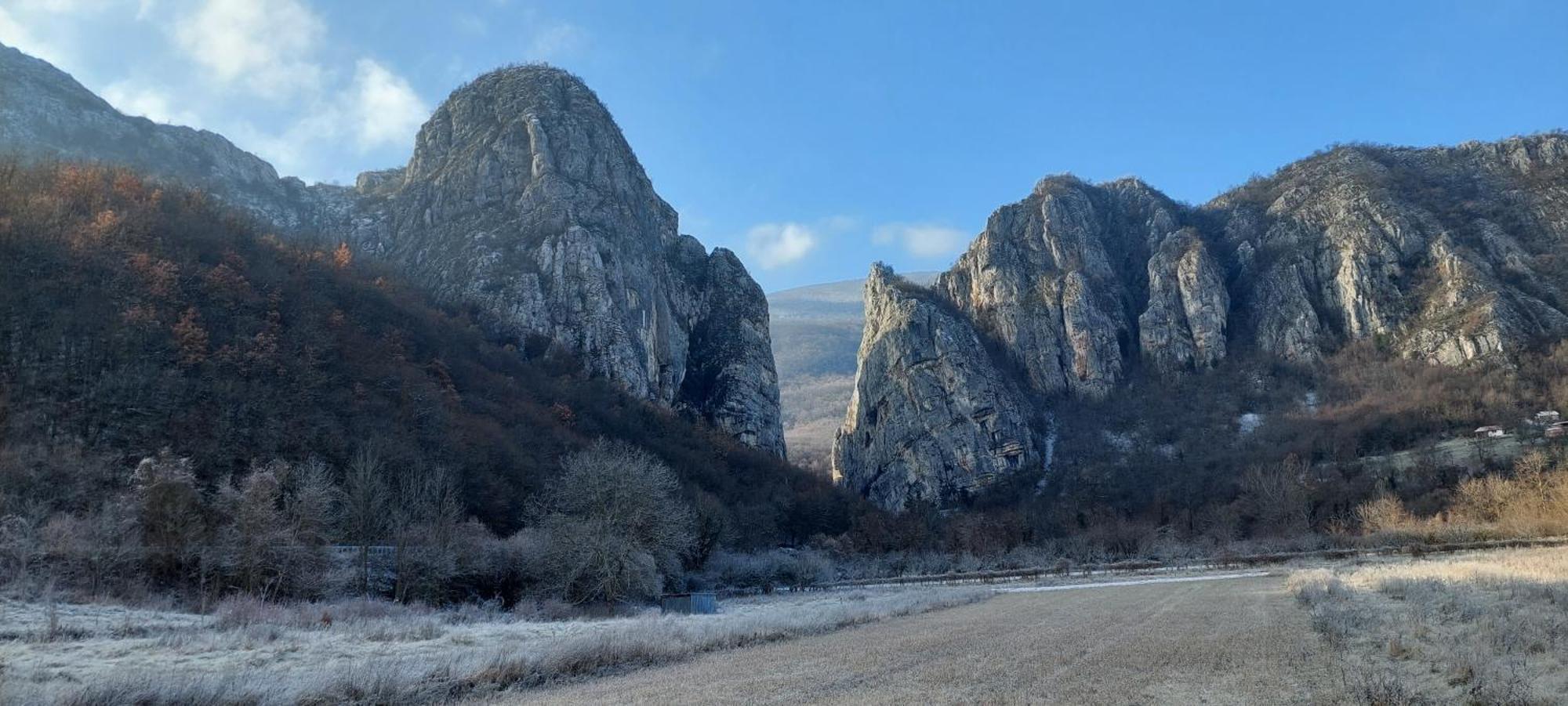 Golemi Kamik Pirot Vlasi Luaran gambar