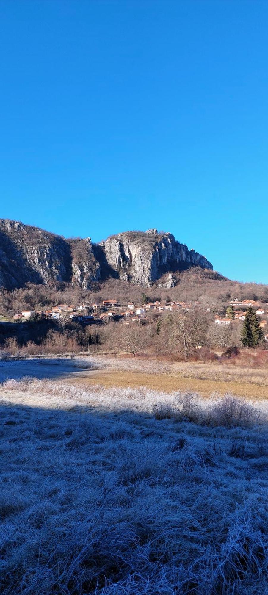 Golemi Kamik Pirot Vlasi Luaran gambar